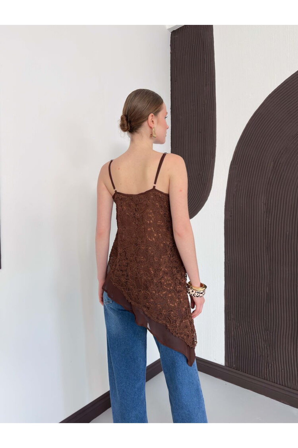 D 2935 ASİMETRİK DANTEL Askılı Bluz - KAHVE